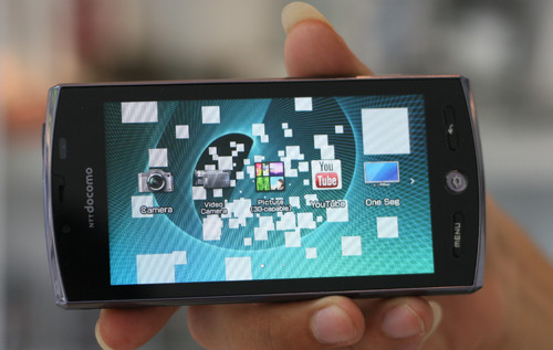 Xoay ngang, điện thoại sẽ tự động chuyển sang chế độ 3D. Xoay ngang, điện thoại sẽ tự động chuyển sang chế độ 3D.