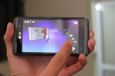 Optimus 3D có RAM 512 MB, bộ nhớ trong 8 GB, khe cắm thẻ 32 GB, pin 1.500 mAh, cổng HDMI phát hình 3D ra TV màn hình rộng. Optimus 3D có RAM 512 MB, bộ nhớ trong 8 GB, khe cắm thẻ 32 GB, pin 1.500 mAh, cổng HDMI phát hình 3D ra TV màn hình rộng.