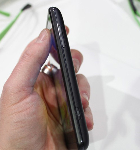 Nút 3D nằm ngay nút chụp hình. Nút 3D nằm ngay nút chụp hình.