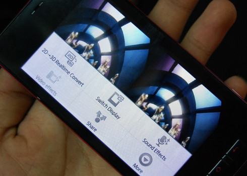 Điểm nổi bật là 005SH cho phép chuyển đổi phim 2D thành 3D trực tiếp trên máy. Hình ảnh 3D được xem bằng mắt thường mà không cần phải đeo kính. Điểm nổi bật là 005SH cho phép chuyển đổi phim 2D thành 3D trực tiếp trên máy. Hình ảnh 3D được xem bằng mắt thường mà không cần phải đeo kính.