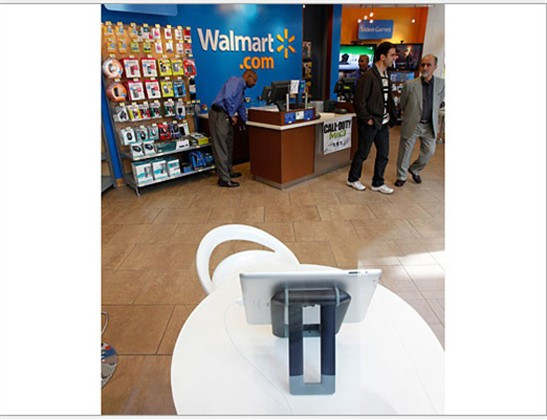 Khu trưng bày iPad tại Wal-Mart ở Topanga Plaza – Conoga Park, Calofornia.