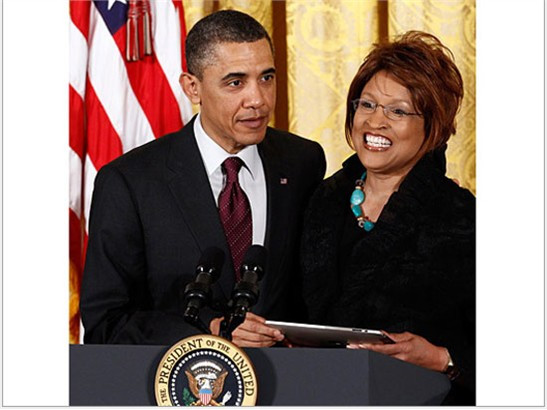 Tổng thống Mỹ Barack Obama chia sẻ niềm vui với bà Vashti McKenzie, đại diện của Giáo Hội Methodist Episcopal Châu Phi sau khi đùa rằng lời cầu nguyện của bà sẽ được ghi trong một chiếc iPad và phát lại trong suốt kỳ lễ Phục Sinh.