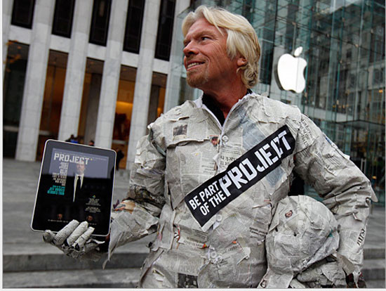 Chủ tịch tập đoàn Virgin Group - Richard Branson với chiếc iPad trên tay khi kêu gọi mọi người tham gia vào dự án du lịch lên vũ trụ của tập đoàn này.