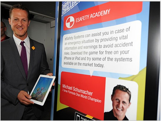 Tay đua Công thức 1 Michael Schumacher chụp hình với tấm poster giới thiệu game “lái xe an toàn” dành cho iPad tại Strasbourg.