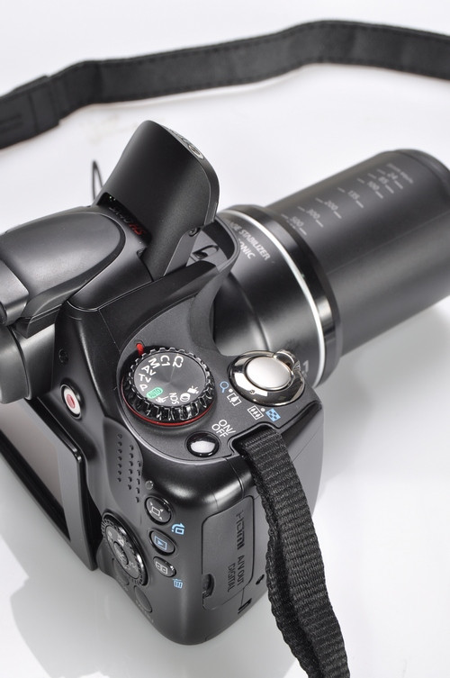 Nút chụp hình của PowerShot SX40 HS có kích thước khá lớn. Ngoài các chế độ chụp ảnh thông thường, PowerShot SX40 HS còn được trang bị thêm đến 2 chế độ Custom (C1, C2) cho phép người dùng lưu lại những thiết lập của riêng mình.