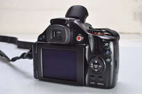 Điểm đặc biệt của phiên bản siêu zoom này là nút chức năng lấy khuôn hình (bố trí ngay phía trên nút xem lại hình) - rất tiện lợi để xác định đối tượng mỗi khi người dùng zoom đến mức tiêu cự tối đa.