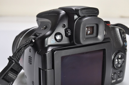 Kính ngắm điện tử (EVF) độ phân giải khoảng 202.000 điểm ảnh của PowerShot SX40 HS còn hỗ trợ điều chỉnh độ hội tụ và điểu chỉnh 5 mức sáng khác nhau.