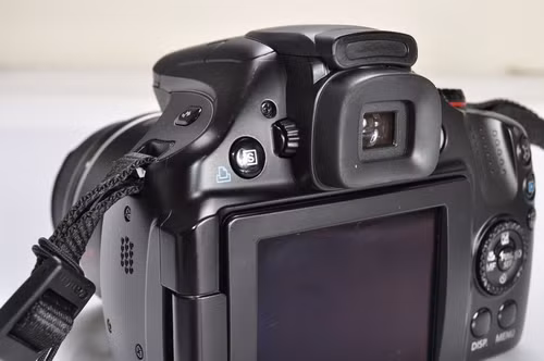 Kính ngắm điện tử (EVF) độ phân giải khoảng 202.000 điểm ảnh của PowerShot SX40 HS còn hỗ trợ điều chỉnh độ hội tụ và điểu chỉnh 5 mức sáng khác nhau.