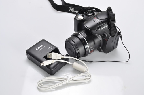 Phụ kiện đi kèm máy gồm bộ sạc và cáp USB/AV Out. k