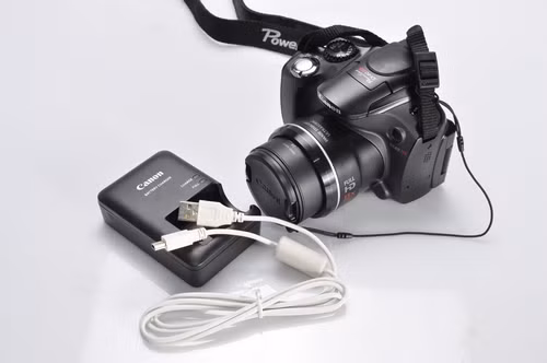 Phụ kiện đi kèm máy gồm bộ sạc và cáp USB/AV Out. k