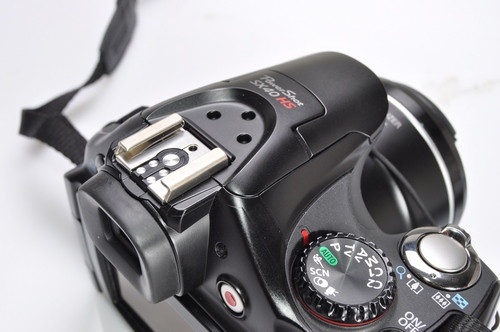 Ngoài đèn Flash tích hợp, PowerShot SX40 HS cũng được trang bị hot shoe cho phép gắn thêm đèn Flash rời.