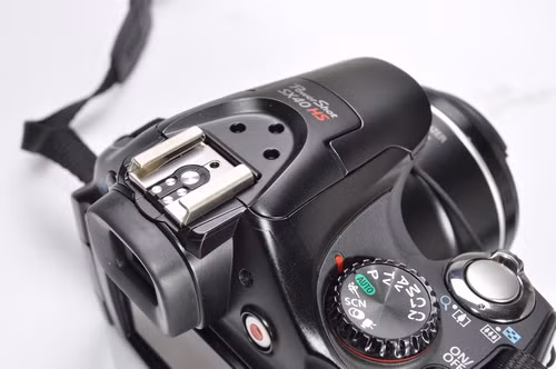 Ngoài đèn Flash tích hợp, PowerShot SX40 HS cũng được trang bị hot shoe cho phép gắn thêm đèn Flash rời.