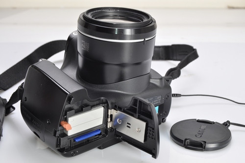 PowerShot SX40 HS sử dụng thẻ nhớ chuẩn SD, SDHC và SDXC. Pin 920mAh của máy có thời lượng chụp đến xấp xỉ 380 ảnh nếu người dùng ngắm từ màn hình LCD của máy (thông tin từ hãng).