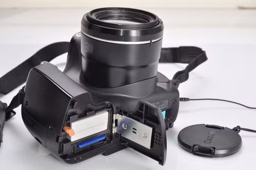 PowerShot SX40 HS sử dụng thẻ nhớ chuẩn SD, SDHC và SDXC. Pin 920mAh của máy có thời lượng chụp đến xấp xỉ 380 ảnh nếu người dùng ngắm từ màn hình LCD của máy (thông tin từ hãng).
