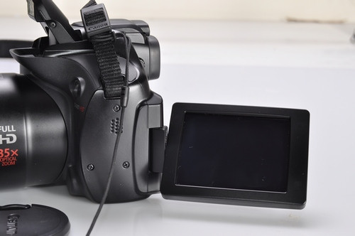 Màn hình LCD kích thước 2,7" hỗ trợ độ phân giải khoảng 230.000 điểm ảnh còn có thể lật xoay, thích hợp với những góc chụp khó.