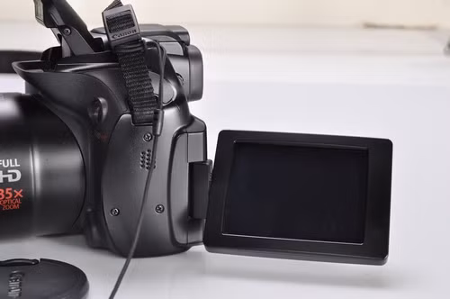 Màn hình LCD kích thước 2,7" hỗ trợ độ phân giải khoảng 230.000 điểm ảnh còn có thể lật xoay, thích hợp với những góc chụp khó.