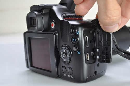 Máy hỗ trợ 2 cổng giao tiếp cơ bản là HDMI và USB/AV Out ở cạnh phải.