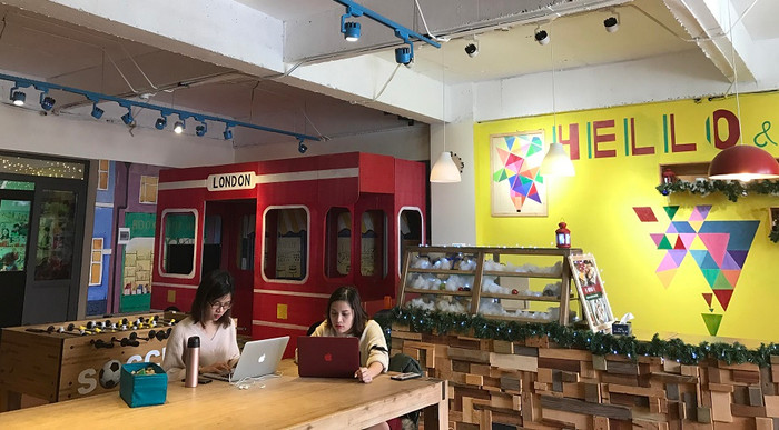 Nghiên cứu mới đây của The Economist - tạp chí uy tín hàng đầu thế giới đưa ra nhận định về kỹ năng quan trọng nhất của thế kỷ 21: 1. Giải quyết vấn đề (Problem solving); 2. Làm việc nhóm (Teamwork); 3. Giao tiếp (Communication); 4. Tư duy phản biện (Critical thinking); 5. Sáng tạo (Creativity).