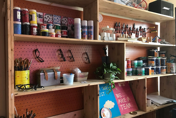 Nhà trường dành riêng một phòng với nhiều trang thiết bị hiện đại để học sinh sáng tạo khoa học.