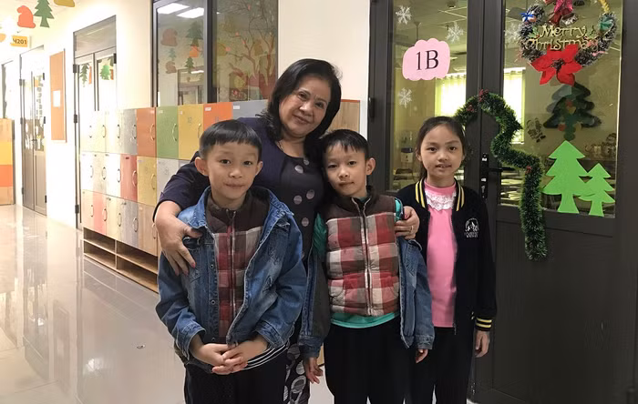 Cô Trần Kim Phương - Chủ tịch Hội đồng Giáo dục trường Everest luôn rất gần gũi với học trò. Cô Trần Kim Phương - Chủ tịch Hội đồng Giáo dục trường Everest luôn rất gần gũi với học trò.