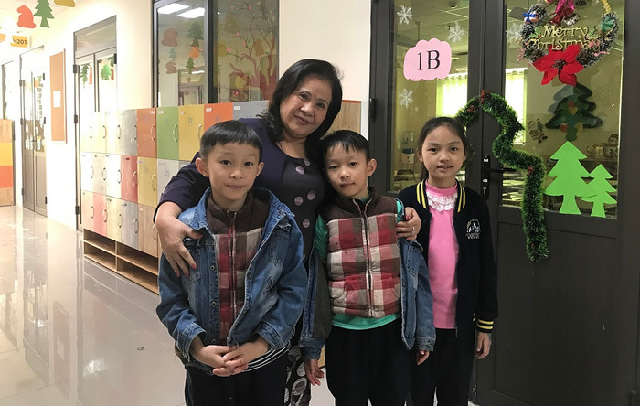 Cô Trần Kim Phương - Chủ tịch Hội đồng Giáo dục trường Everest luôn rất gần gũi với học trò.