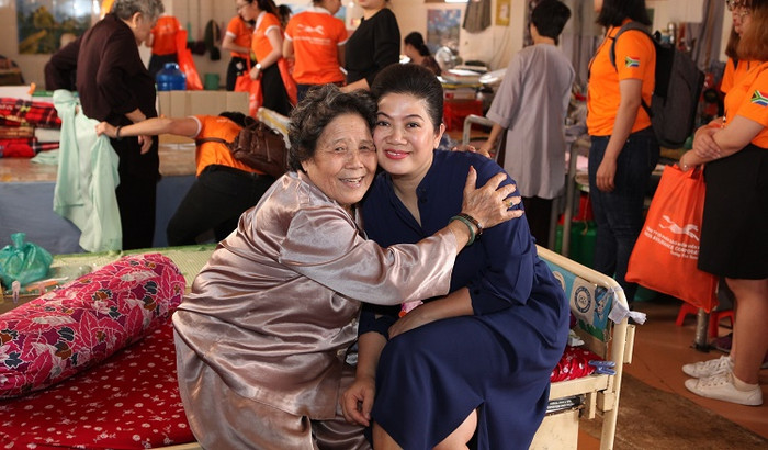 Mỗi dịp Tết đến Xuân về, Lãnh sự Nam phi tại Thành phố Hồ Chí Minh luôn mang niềm vui đến cho các em nhỏ, các cụ già có hoàn cảnh không may mắn. ảnh: Tr.T