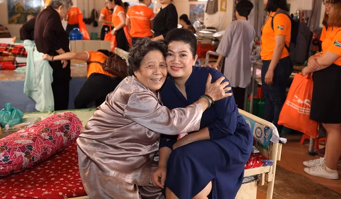 Mỗi dịp Tết đến Xuân về, Lãnh sự Nam phi tại Thành phố Hồ Chí Minh luôn mang niềm vui đến cho các em nhỏ, các cụ già có hoàn cảnh không may mắn. ảnh: Tr.T