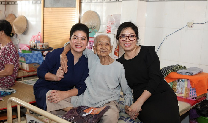 ... và những cụ già cô đơn.