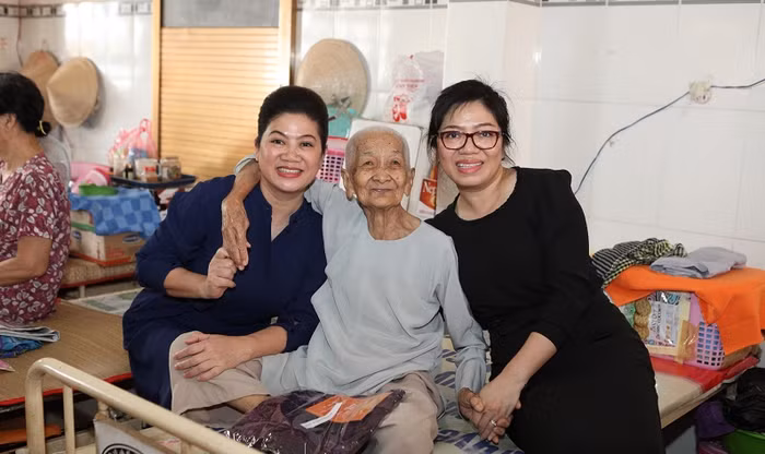 ... và những cụ già cô đơn.