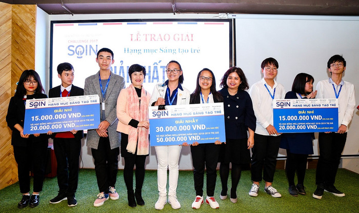 Bà Lê Tuệ Minh (thứ 4 từ phải sang) - Chủ tịch Điều hành Hệ thống Trường Phổ Thông Song ngữ Liên cấp Wellspring, đánh giá cao ý tưởng của các đội dự thi SOIN Challenge 2017. ảnh: HG.