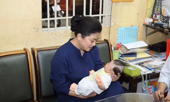 Bà Đỗ Thị Kim Liên luôn dành tình yêu thương cho những em nhỏ.