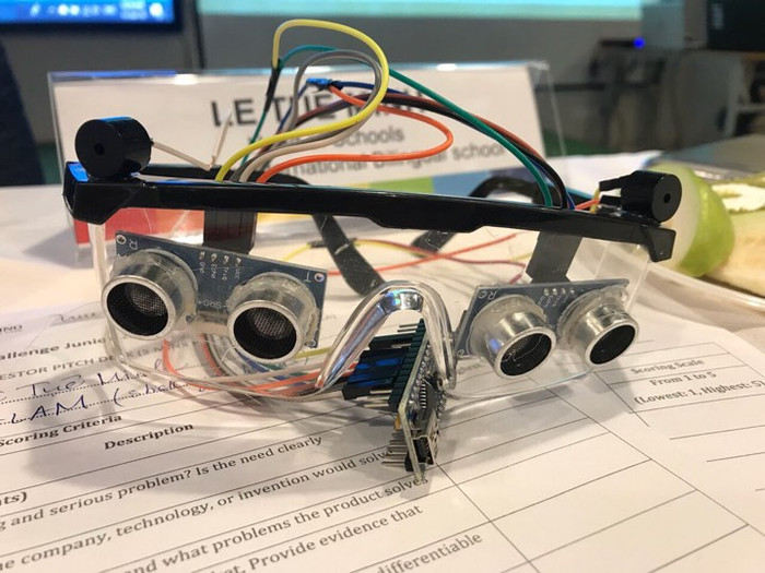 Mô hình sản phẩm kính thông minh hỗ trợ di chuyển cho người khiếm thị, kết hợp định vị GPS với Smartphone.