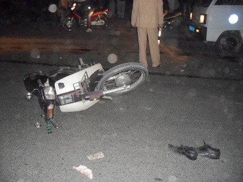 Chiếc xe máy văng ra khoảng 4m. Ảnh: Ngọc Khánh