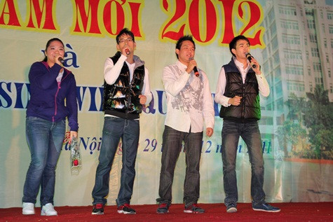 Nhóm sinh viên Trung Quốc với liên khúc Tình bạn. Ảnh: Ngọc Khánh