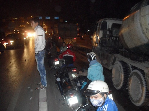 Nhiều người đi đường tò mò dừng xe lại xem làm cho giao thông hỗn loạn. Ảnh: Ngọc Khánh