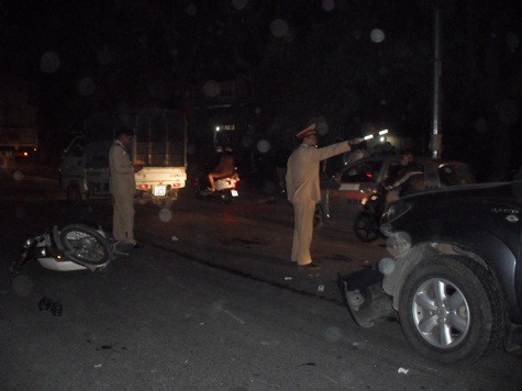 Chiếc xe máy “liếm” qua bên trái ô tô trước khi văng ra khoảng gần 4m. Ảnh: Ngọc Khánh