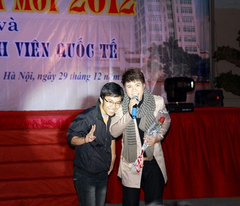 ...và cùng tạo dáng với các bạn trẻ năng động