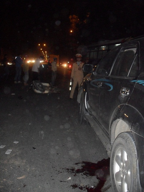 Nạn nhân nằm bất động sát bánh xe trái phía sau. Ảnh: Ngọc Khánh