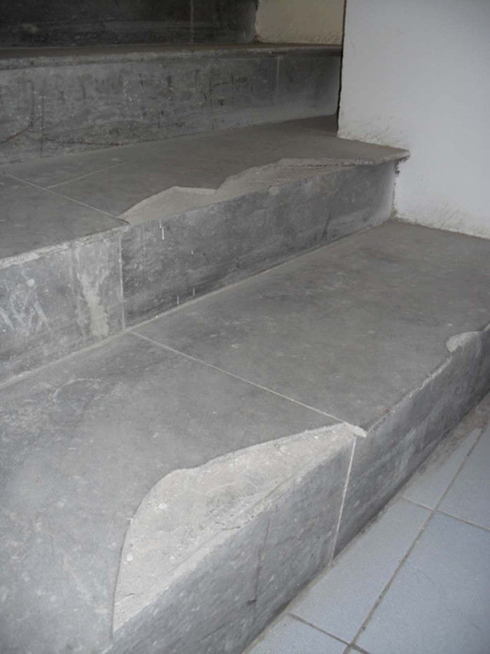Từng mảng đá lát cầu thang vỡ nát. Từng mảng đá lát cầu thang vỡ nát.