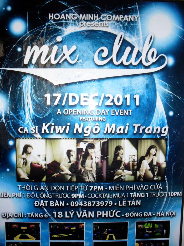 Một poster quảng cáo được dán tại cầu thang máy của tòa nhà Một poster quảng cáo được dán tại cầu thang máy của tòa nhà