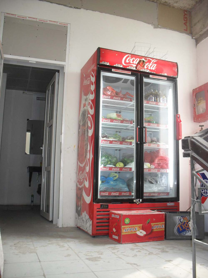 Cầu thang bộ tầng 6 của tòa nhà là nơi để tủ lạnh chứa hoa quả, đồ uống của quán bar MIX Cầu thang bộ tầng 6 của tòa nhà là nơi để tủ lạnh chứa hoa quả, đồ uống của quán bar MIX