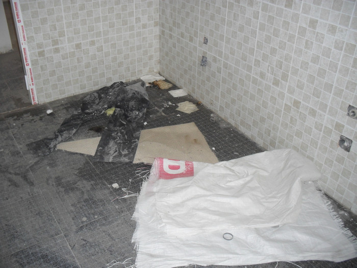 Không được sử dụng, các tầng của tòa nhà này trở thành nơi...phóng uế rất mất vệ sinh Không được sử dụng, các tầng của tòa nhà này trở thành nơi...phóng uế rất mất vệ sinh