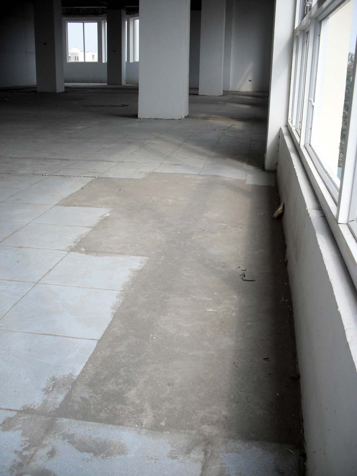 Nền gạch chắp vá lem nhem. Trước đó, theo phản ánh của người dân, tòa nhà này khi được Công ty truyền thông bóng đá Việt Nam (VFM) thuê đã sử dụng sai mục đích. Tầng 6 của tòa nhà, phòng họp trước đây, đã bị biến thành sàn nhảy. Nền gạch chắp vá lem nhem. Trước đó, theo phản ánh của người dân, tòa nhà này khi được Công ty truyền thông bóng đá Việt Nam (VFM) thuê đã sử dụng sai mục đích. Tầng 6 của tòa nhà, phòng họp trước đây, đã bị biến thành sàn nhảy.