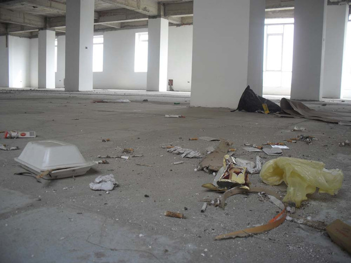 Hiện tại, các tầng của tòa nhà này đang được sửa sang lại để chuyển đổi mục đích sử dụng Hiện tại, các tầng của tòa nhà này đang được sửa sang lại để chuyển đổi mục đích sử dụng