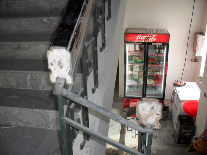 Tay vịn cầu thang bị mất Tay vịn cầu thang bị mất