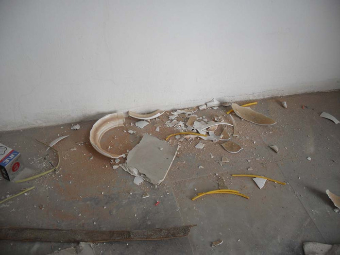 ... bị đập vỡ vụn ... bị đập vỡ vụn