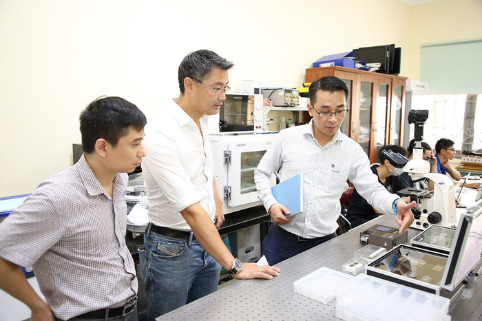 Giáo sư, Tiến sĩ Chử Đức Trình đang giới thiệu về hệ thống Chip sinh học. (Ảnh: Nhân vật cung cấp).