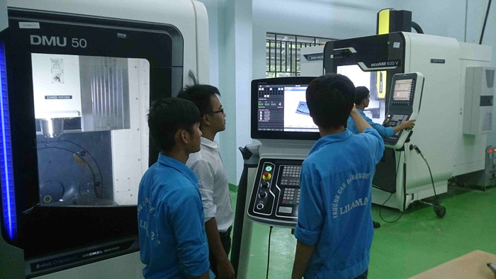 Sinh viên Khoa Cơ khí, Trường Cao đẳng Công nghệ Quốc tế Lilama 2 trong tiết thực hành vận hành máy CNC. (Ảnh: website nhà trường).