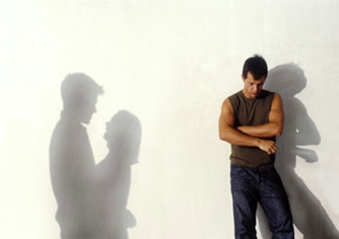 Sơn nghi ngờ bị vợ “cắm sừng”, lòng tự trọng của kẻ sỹ bị chà đạp phũ phàng. Ảnh minh họa