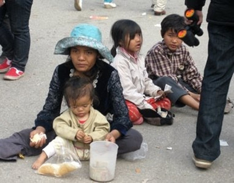 Không được đến trường, nhiều đứa trẻ phải lang thang trên đường chờ đợi sự thương hại của người khác. Ảnh minh họa Không được đến trường, nhiều đứa trẻ phải lang thang trên đường chờ đợi sự thương hại của người khác. Ảnh minh họa